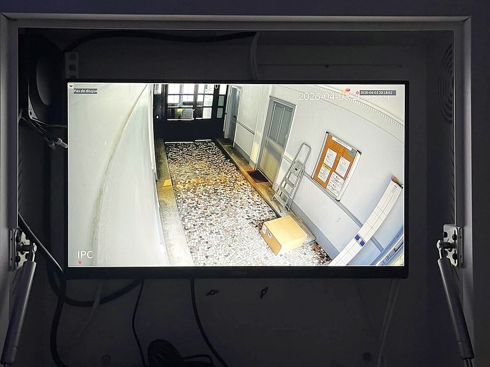 Écran de report montrant un couloir de service
