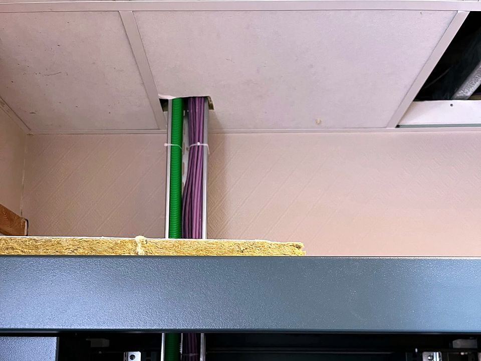 Remontée de câbles dans un faux-plafond
