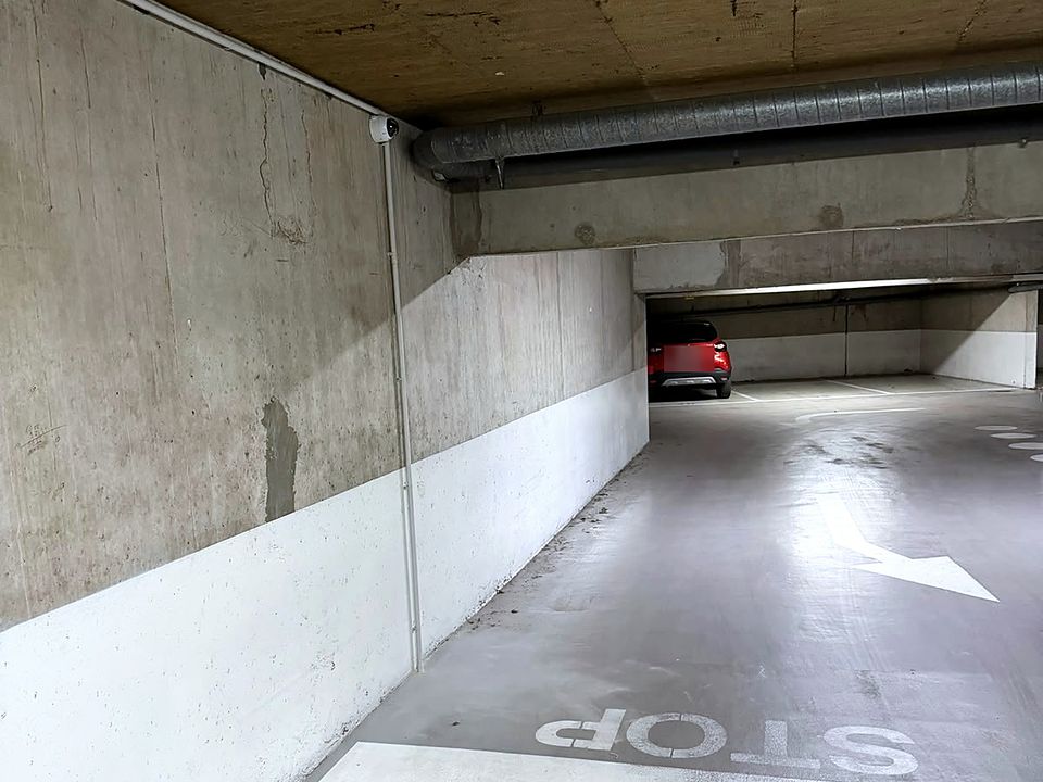 Caméra murale au-dessus d'une rampe d'accès de parking